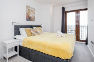 Ένα ή περισσότερα κρεβάτια σε δωμάτιο στο Top Floor Luxury 2 Bedroom St Albans Apartment - Free WiFi