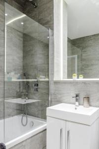 Ένα μπάνιο στο Top Floor Luxury 2 Bedroom St Albans Apartment - Free WiFi