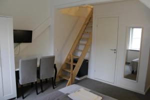 una stanza con scala e tavolo e sedie di M18 a Copenaghen