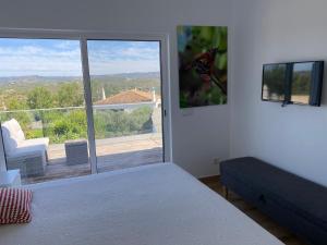 Camera con letto e vista su un patio. di Casa Bravo a Querença