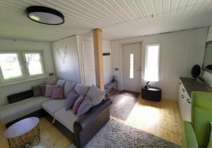 ein Wohnzimmer mit einem Sofa und einem Tisch in der Unterkunft Prangli Valgekivi in Kelnase