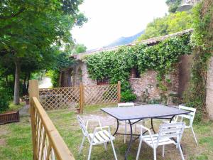 einen Tisch und Stühle vor einem Gebäude in der Unterkunft Agriturismo Colloreto in Morano Calabro