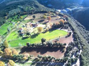 Vue aérienne d'une ferme sur une montagne dans l'établissement Agriturismo Colloreto, à Morano Calabro