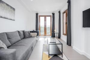 uma sala de estar com um sofá cinzento e uma mesa em Deluxe 2 Bedroom St Albans Apartment - Free WiFi em Saint Albans