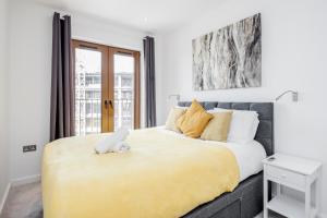 Un ou plusieurs lits dans un hébergement de l'établissement Deluxe 2 Bedroom St Albans Apartment - Free WiFi