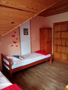 ストロニエ・シロンスキエにあるGosciniec pod Wyciagiemのベッドルーム1室(壁にコウモリのベッド1台付)