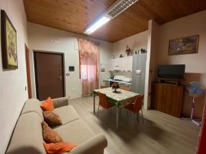ein Wohnzimmer mit einem Sofa und einem Tisch in der Unterkunft La casa di nonna rosetta in Cirò Marina