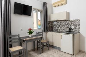 Kuchyň nebo kuchyňský kout v ubytování Pefkos View Apartments