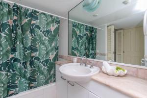 baño con lavabo y cortina de ducha en Inner City One Bedroom Apartment 27, en Cairns