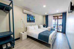 A bed or beds in a room at Cunda Villa Anka