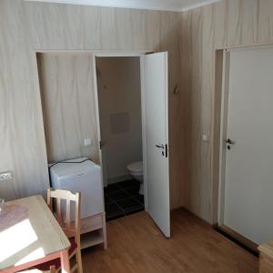 uma porta aberta para uma casa de banho com WC em Kanepi accommodation One room em Viljandi