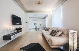 a living room with a couch and a tv at Apartments Florence - Boboli Deluxe in Florence