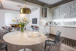 una cucina e una sala da pranzo con tavolo e sedie di Apartments Florence - Boboli Deluxe a Firenze