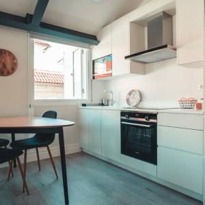 Kuchnia lub aneks kuchenny w obiekcie Apartamentos Pontedeume Riadoeume
