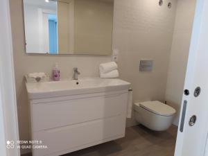 Łazienka w obiekcie Apartamentos Pontedeume Riadoeume