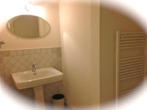 W łazience znajduje się umywalka i lustro. w obiekcie B&B VENTO DELL'EST w mieście Potenza Picena