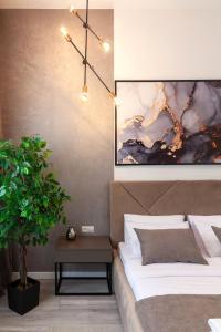 1 dormitorio con 1 cama y una pintura en la pared en Avangard Franko* Art Apartment, en Leópolis