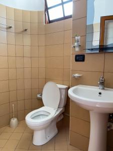 een badkamer met een toilet en een wastafel bij White Villa in Berat