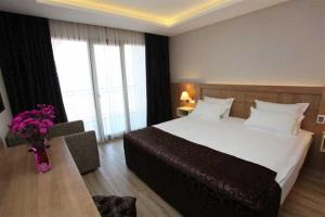 Кровать или кровати в номере Anemon Trabzon Hotel
