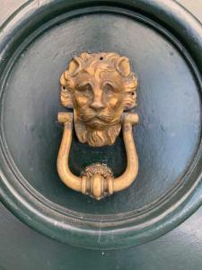 un objeto metálico con una cabeza de león en un tazón en Casa Rachele Napoli, en Torre del Greco