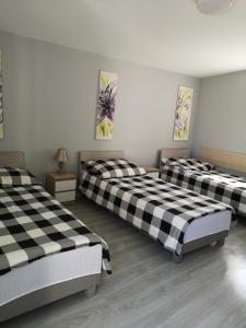 um quarto com duas camas com lençóis xadrez em NOCLEGI u ALI em Wałbrzych