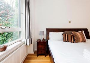 Posteľ alebo postele v izbe v ubytovaní Lovely Flat in Literary London by UndertheDoormat