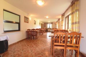 Pensjonat Lesniczówka bieszczady solina polańczyk餐厅或其他用餐的地方
