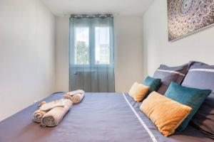 A bed or beds in a room at L'Elysée - Easy check-in - Arrivée autonome - Place parking privative - T2 suréquipé - Wifi - Netflix