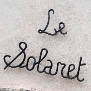 ein Schild für das Wort Garten an einer Wand in der Unterkunft Le Solaret in Sète