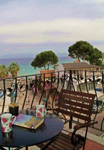 クシャダスにあるRosy Suites Hotelのテーブルと椅子、海の景色を望むバルコニー
