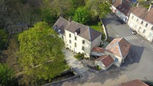 an overhead view of a large white house and a street at Gîte du Moulin de Barutel Mamers,Petite maison avec 1 chambre idéale couple,SPA et Soins sur réservation in Mamers