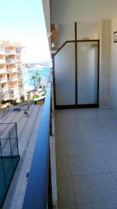 A balcony or terrace at 2 bedrooms apartement with sea view shared pool and furnished terrace at Calpe 1 km away from the beach