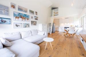 sala de estar con sofá blanco y mesa en Casa Curnera 8 en Laax