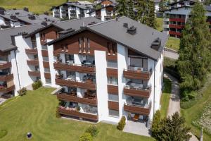 eine Luftansicht auf ein Apartmenthaus mit Balkon in der Unterkunft Casa Curnera 8 in Laax