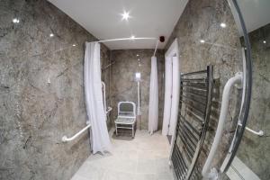 绍斯波特Anelli Hotel的带淋浴的浴室和椅子 更多37张照片