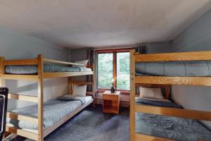 Katil dua tingkat atau katil-katil dua tingkat dalam bilik di Birch Landing #16