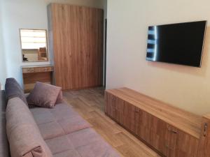 TV a/nebo společenská místnost v ubytování Prometey Hotel