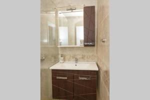 Et badeværelse på Perfect Summer Vacation Rental - One-Bedroom Flat by Flat Mаnager + 24 billeder