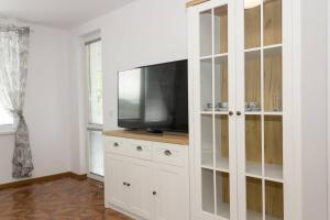Et tv og/eller underholdning på Perfect Summer Vacation Rental - One-Bedroom Flat by Flat Mаnager