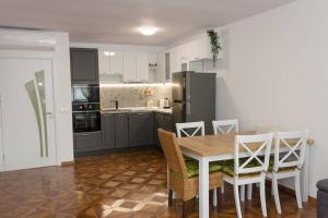 Køkken eller tekøkken på Perfect Summer Vacation Rental - One-Bedroom Flat by Flat Mаnager