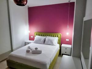 Tempat tidur dalam kamar di Epipleon Luxury Suites -108- Διαμέρισμα 85τμ δίπλα στη θάλασσα