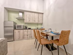 Kuchyň nebo kuchyňský kout v ubytování Epipleon Luxury Suites -108- Διαμέρισμα 85τμ δίπλα στη θάλασσα