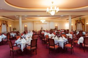 Reštaurácia alebo iné gastronomické zariadenie v ubytovaní Hotel Adam & Spa