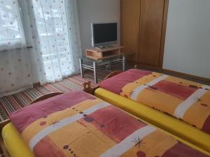 Postel nebo postele na pokoji v ubytování Hotel Klein Matterhorn