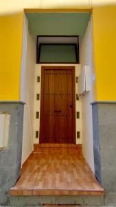 Habitación con puerta de madera y suelo de madera. en Apartamento La Marea, en Las Palmas de Gran Canaria