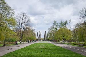 een park met bomen en mensen die op een stoep lopen bij Apartments City Center Powiśle in Warschau