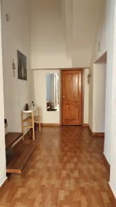 an empty room with a wooden door and a wooden floor at Apartamento La Marea in Las Palmas de Gran Canaria