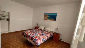 a bedroom with a bed and a painting on the wall at Apartamento La Marea in Las Palmas de Gran Canaria