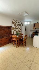 una sala da pranzo con tavolo, sedie e muro di mattoni di Apartamento La Marea a Las Palmas de Gran Canaria
