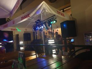 a man standing under a white tent in a restaurant at Apartamenty & Restauracja NADMORSKA in Krynica Morska